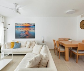 A white dream by the sea - 2bd lux family apartment