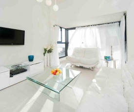 GLORIOUS renovated apartment on top of the beach