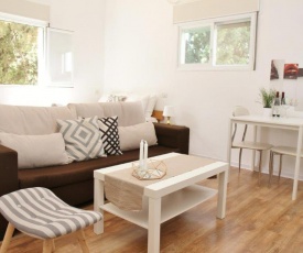 Holiday studio apartment near the Bahá ' í gardens