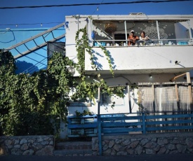 Juha's Guesthouse - Zarqa Bay