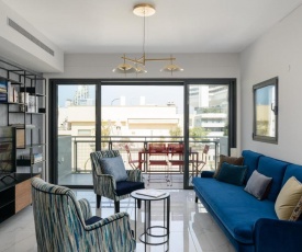 Luxury & Design Apartment - Steps to the Beach