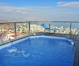 Luxury Suite with Jaccuzzi™ & Pool