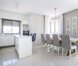 Luxury Three-Bedroom/Terrace Over Old City View