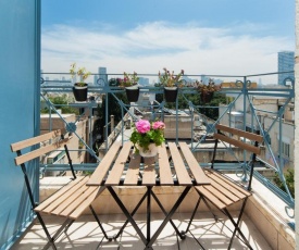 Modern Apt w/ Balcony Near The Beach by Sea N' Rent