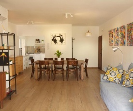 AMAIZING APPARTMENT IN RAANANA'S TOP LOCATION.
