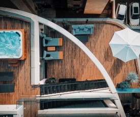 PENTHOUSE 3BR + RooF TOP + PARKING - ON THE BEACH