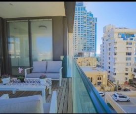PHENOMENAL&modern apartment with a sea view