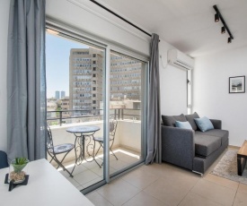 Prime location 1BDR close to Bograshov & the beach