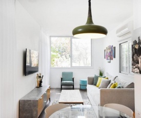 Quiet 1BR on Gordon Beach by HolyGuest