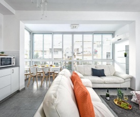 Quiet Street in a Central Location Classic Apt by Sea N' Rent