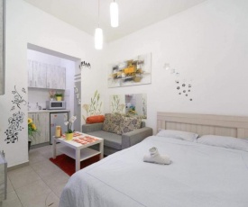 Romantic studio by the beach (Bograshov Street)