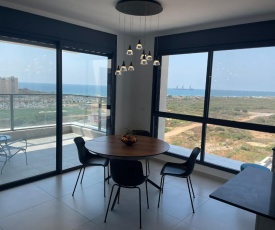 #דירת יוקרה על הים Seabreeze Beach Apartment#