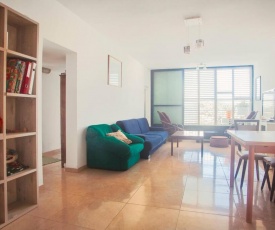 Spacious Jaffa Apt near the Flea Market