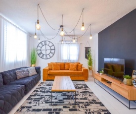 Stunning 3BR Apt - Prime Location - Yalarent