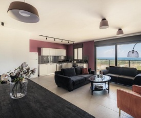 Stunning 4Bd Apt w/ Balcony, Parking & Sea Views by Sea N' Rent