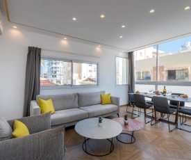 Stylish 3 BDR apartment in front of the beach