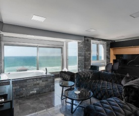 Suite On The Sea