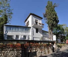 The Colony Hotel