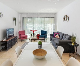 The Green Garden Suite by the Beach