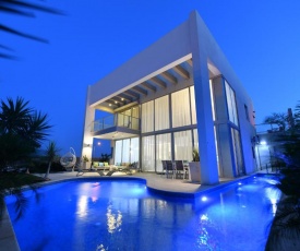 Turquoise Apartment with Pool