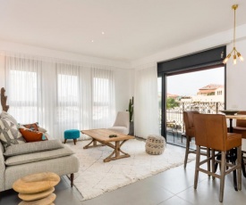 Walk to Beaches from an Arty New-Build Apartment