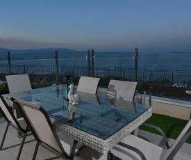Ariston luxury Garden Apartment with Pool Streams