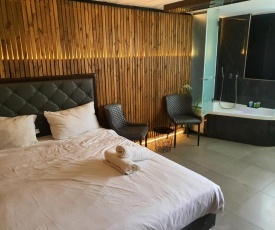 אילבן Eleven Spa Suites
