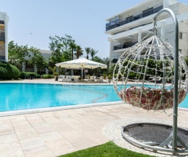 דירת גן פונה לבריכה - pool garden view