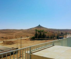 הבית ליד המצוק By The Cliff