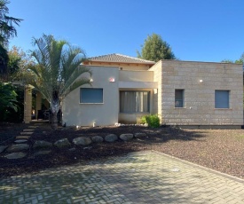 וילת החמניות דרך החמניות 42 שדה נחמיה