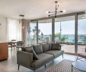 Beachfront Deck - 20 meters from the beach