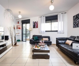 Beautiful 2BD Apt with Balcony by Sea N' Rent