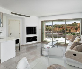 Beautiful 2bd family apt by the beach - pool & parking & gym