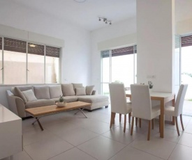 Beautiful 2Bedroom Garden apt - 3min from the sea!