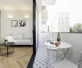 Beautiful and Stylish 2 BD Apt w/ Balcony Space