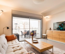 Beautiful Apts w/ Large Balcony & Parking by Sea N' Rent