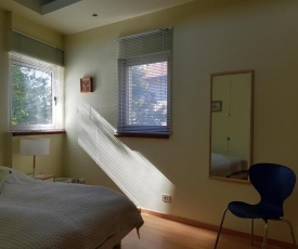 Bright, inviting, unique architecture, great location flat