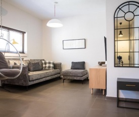 Charming & Beautiful 2 BedRoom Apt