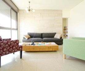 Charming Central Two Bedroom Apartment- Trumpeldor St.