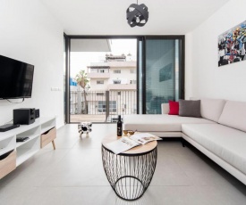 City Living Apartment w/ Parking & Balcony by Sea N' Rent